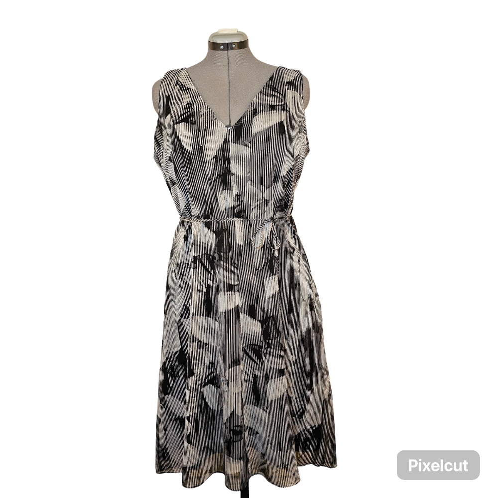 Tahari black and white aline chiffon sleeveless v-neck midi dress size L US